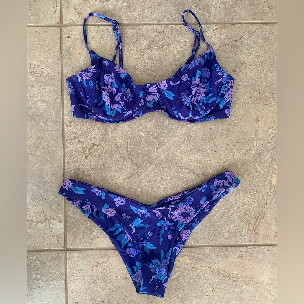 PINKCOLADA TROPEZ BIKINI TOP AND MALDIVES BIKINI BOTTOMS IN VIOLET WILD BLOOM